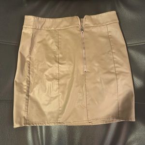 This a cute little skirt for girls. This is a casual and also has a tan color.